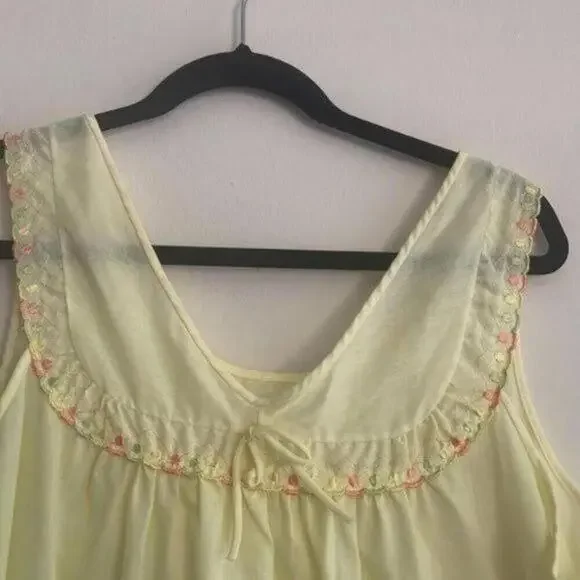 ✅Vintage 1960s Yellow V Neck Embroidered Sleeveless Nightgown Pajama Lingerie